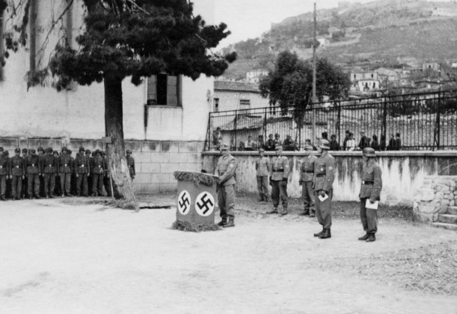 Foto (© GZ-Archiv): „Führers Geburtstag“ (20.4.1944) in der mittelgriechischen Stadt Lamia.