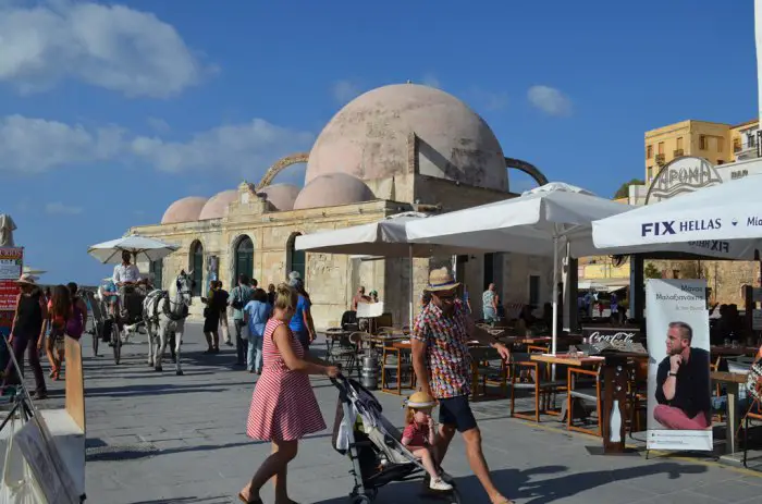 Unser Foto (© Griechenland Zeitung / Jan Hübel) zeigt den Venezianischen Hafen von Chania auf Kreta vor der Corona-Krise.