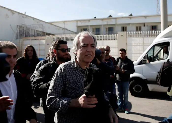 Unser Foto (© Eurokinissi) zeigt den zu vielfachen lebenslänglichen Haftstrafen verurteilten Terroristen Dimitris Koufontinas am Donnerstag vor dem Gefängnis von Korydallos beim Antritt seines zweitägigen Hafturlaubs.