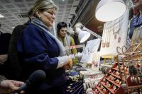 Unser Foto (© Eurokinissi) zeigt die zurückgetretene stellvertretende Ministerin Rania Antonopoulou während des Besuches einer Ausstellung am 22. Februar 2018. Sie war im Arbeitsministerium für die Bekämpfung der Arbeitslosigkeit verantwortlich.