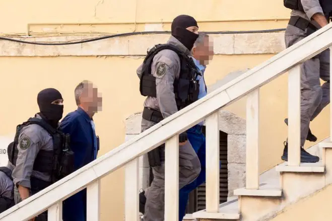 Unser Foto (© Eurokinissi) entstand vor dem Gericht von Chania auf Kreta vor der Aussage des Rechtsmediziners und des Toxikologen.