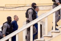 Unser Foto (© Eurokinissi) entstand vor dem Gericht von Chania auf Kreta vor der Aussage des Rechtsmediziners und des Toxikologen.