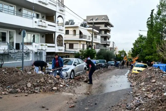 Unser Foto (© Eurokinissi) zeigt die Unwetterschäden in Ano Glyfada
