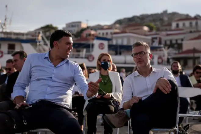 Unser Archivfoto (© Eurokinissi) zeigt Tourismusminister Vassilis Kikilias auf der Insel Chalki.