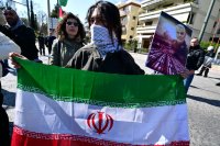 Unser Foto (© Eurokinissi) entstand am Sonntag (1.3.) während einer Protestkundgebung vor der US-Botschaft in Athen.