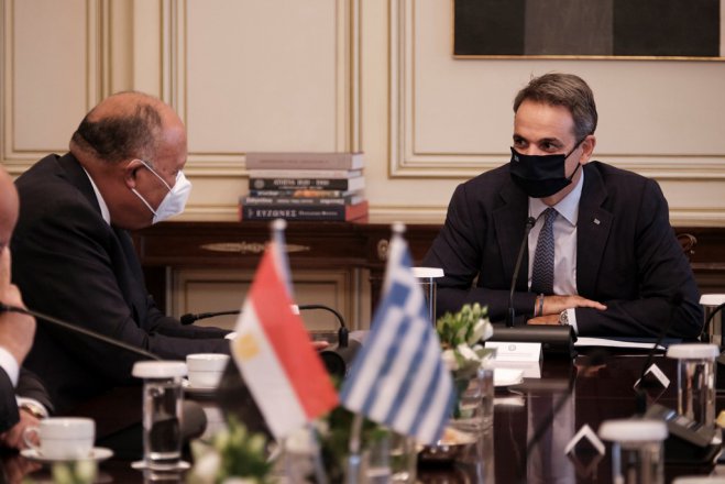 Unser Foto (© Eurokinissi) entstand am Dienstag (15.9.) während eines Treffens zwischen Ministerpräsident Kyriakos Mitsotakis und dem Außenminister Ägyptens Sameh Shoukry in Athen.