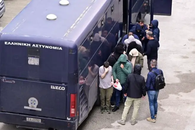 Unser Foto (© Eurokinissi) entstand am Donnerstag voriger Woche (23.10.), als Verdächtige wegen mutmaßlichen Subventionsbetruges – es handelt sich um EU-Mittel für die Landwirtschaft – der Europäischen Staatsanwaltschaft vorgeführt wurden.