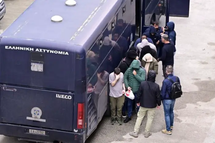 Unser Foto (© Eurokinissi) entstand am Donnerstag voriger Woche (23.10.), als Verdächtige wegen mutmaßlichen Subventionsbetruges – es handelt sich um EU-Mittel für die Landwirtschaft – der Europäischen Staatsanwaltschaft vorgeführt wurden.