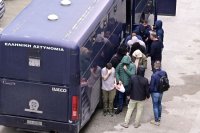 Unser Foto (© Eurokinissi) entstand am Donnerstag voriger Woche (23.10.), als Verdächtige wegen mutmaßlichen Subventionsbetruges – es handelt sich um EU-Mittel für die Landwirtschaft – der Europäischen Staatsanwaltschaft vorgeführt wurden.