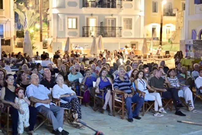 Unser Foto (© / beyondborders.gr) zeigt die gespannten Blicke des Publikums aus dem vergangenen Jahr.