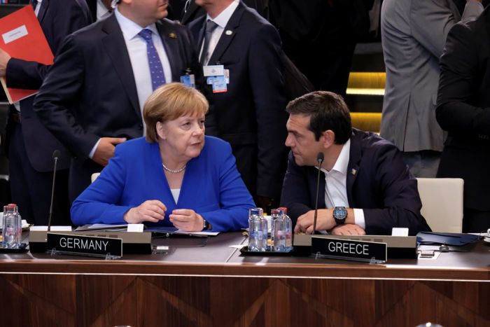Unser Foto entstand am 11. Juli 2018 und zeigt die deutsche Bundeskanzlerin Angela Merkel mit ihrem griechischen Amtskollegen Alexis Tsipras beim NATO-Gipfel in Brüssel.