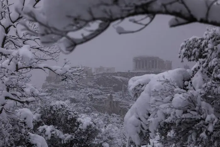 Unser Foto (© Eurokinissi) zeigt die Athener Akropolis am Dienstag (16.2.).