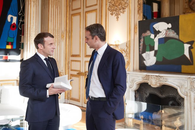 Unser Archivfoto (© Eurokinissi) entstand während eines Treffens zwischen dem griechischen Ministerpräsidenten Kyriakos Mitsotakis (r.) und dem französischen Staatspräsidenten Emmanuel Macron in Paris.