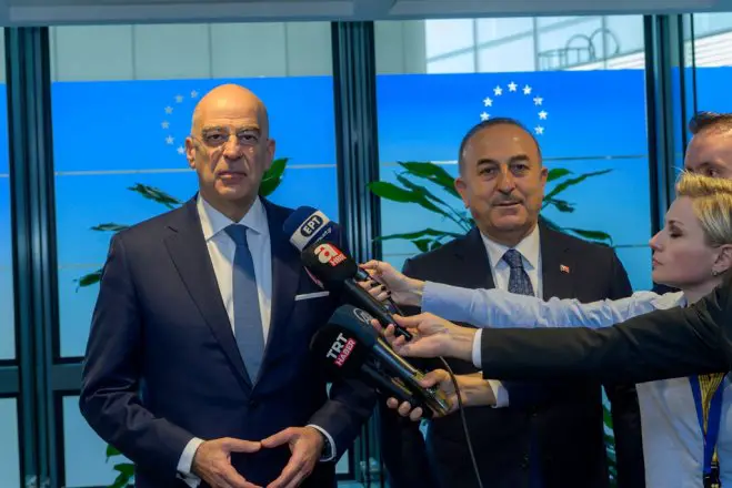 Unser Foto (© Eurokinissi) entstand während des Treffens zwischen Außenminister Nikos Dendias (l.) und seines türkischen Amtskollegen Mevlüt Cavusoglou.