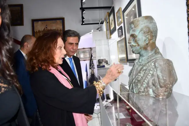 Unser Foto (© griechisches Innenministerium) zeigt die Modedesignerin Diane von Fürstenberg während des Besuches einer Ausstellung in Thessaloniki.