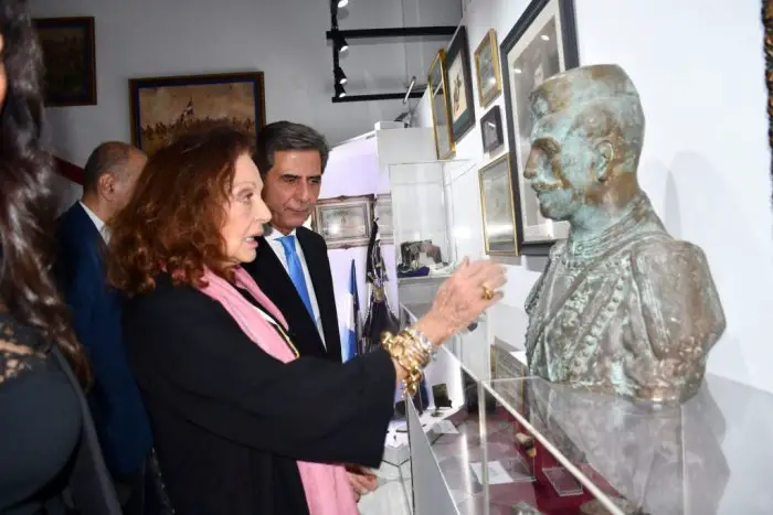 Unser Foto (© griechisches Innenministerium) zeigt die Modedesignerin Diane von Fürstenberg während des Besuches einer Ausstellung in Thessaloniki.
