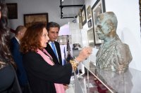 Unser Foto (© griechisches Innenministerium) zeigt die Modedesignerin Diane von Fürstenberg während des Besuches einer Ausstellung in Thessaloniki.