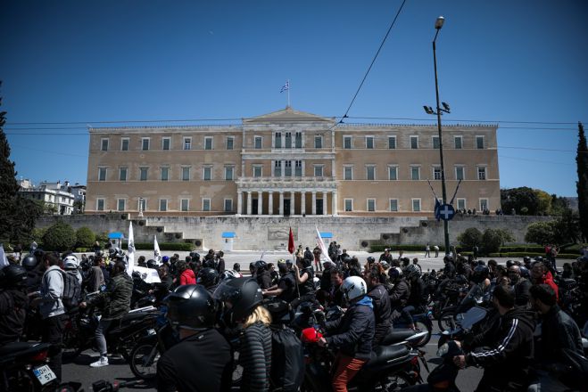 Unsere Fotos (© Eurokinissi) entstanden während der Kundgebung am Donnerstag vor dem Parlament in Athen.