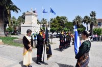 Unser Bild (© Eurokinissi) entstand bei der Kranzniederlegung 2024 in Nafplio durch einen pontischen Verein.