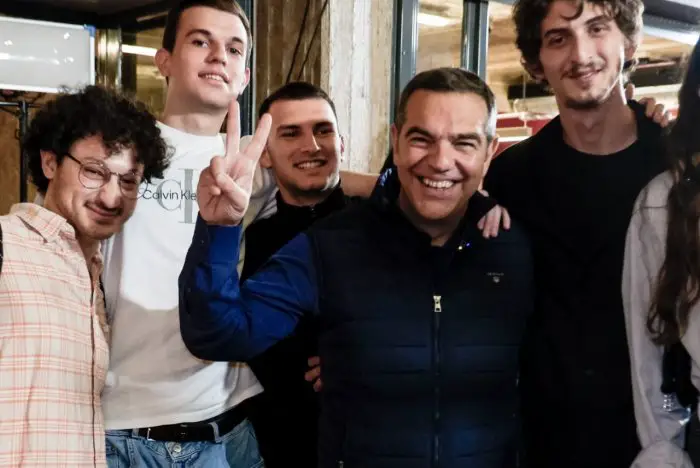 Unser Foto (© Eurokinissi) zeigt den früheren SYRIZA-Chef und Ex-Premierminister Alexis Tsipras am Montag dieser Woche (18.5.) im Rahmen einer Veranstaltung in Athen, bei der Probleme junger Menschen thematisiert wurden.