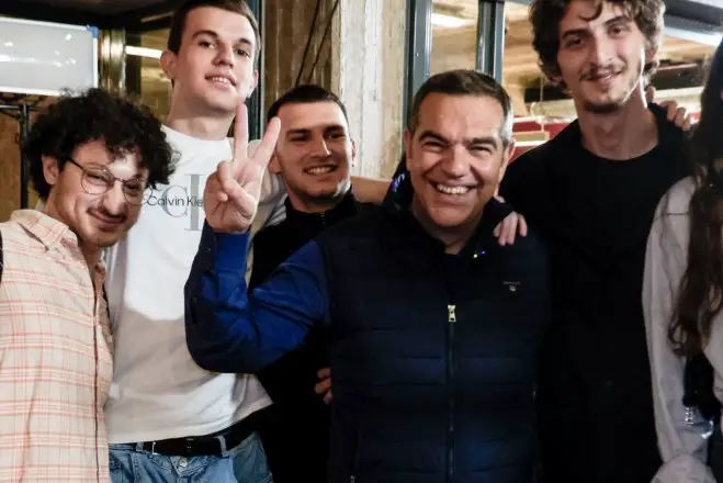 Unser Foto (© Eurokinissi) zeigt den früheren SYRIZA-Chef und Ex-Premierminister Alexis Tsipras am Montag dieser Woche (18.5.) im Rahmen einer Veranstaltung in Athen, bei der Probleme junger Menschen thematisiert wurden.