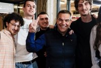 Unser Foto (© Eurokinissi) zeigt den früheren SYRIZA-Chef und Ex-Premierminister Alexis Tsipras am Montag dieser Woche (18.5.) im Rahmen einer Veranstaltung in Athen, bei der Probleme junger Menschen thematisiert wurden.