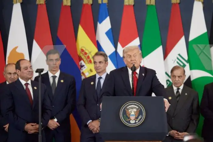 Ministerpräsident Kyriakos Mitsotakis (3. v. r.) – bzw. links hinter dem US-Präsidenten Donald Trump – beim Gaza-Friedensgipfel am 13. Oktober 2025 im ägyptischen Scharm asch-Schaich am Roten Meer (Foto: ek/Archiv)