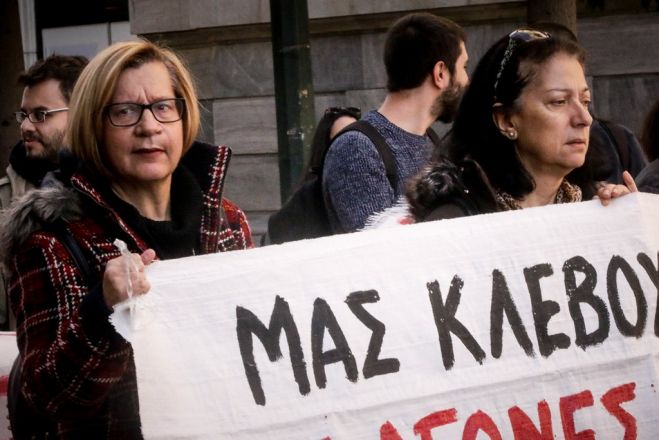 Unsere Fotos (© Eurokinissi) zeigen Arbeitnehmer der Kommunalen Selbstverwaltung vor dem Innenministerium in Athen. Sie protestieren dagegen, dass ihnen künftig die Zulagen für die Kategorie der schwer- und gesundheitsschädigenden Berufe aberkannt werden sollen.