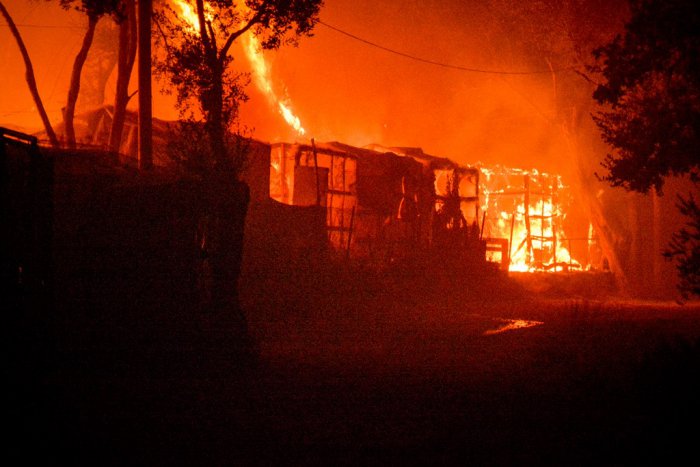 Unser Foto (© Eurokinissi) zeigt den verheerenden Brand im Flüchtlingslager Moria.