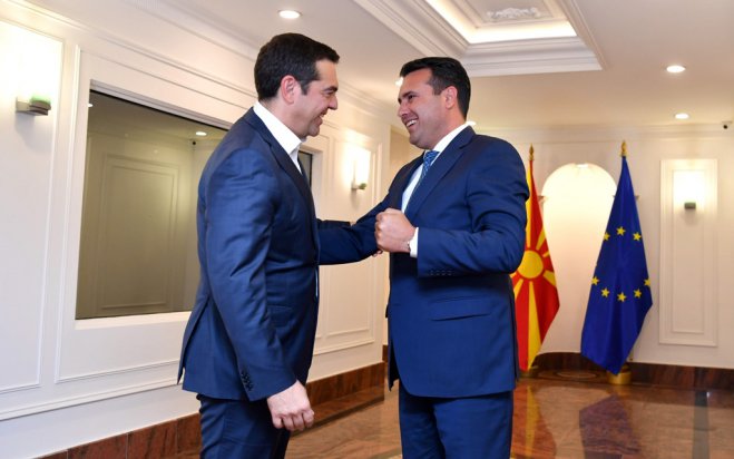 Unser Foto (© Eurokinissi) zeigt den griechischen Oppositionsführer Alexis Tsipras (SYRIZA), links, im Gespräch mit dem Regierungschef Nordmazedoniens, Zoran Zaev. Beide hatten – trotz erheblicher politischer Kosten – den Vertrag zur Namenslösung Nordmazedoniens unter Dach und Fach gebracht.