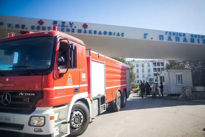 Unser Foto (© Eurokinissi) entstand am Mittwoch (6.4.) vor dem Papanikolau-Krankenhaus.