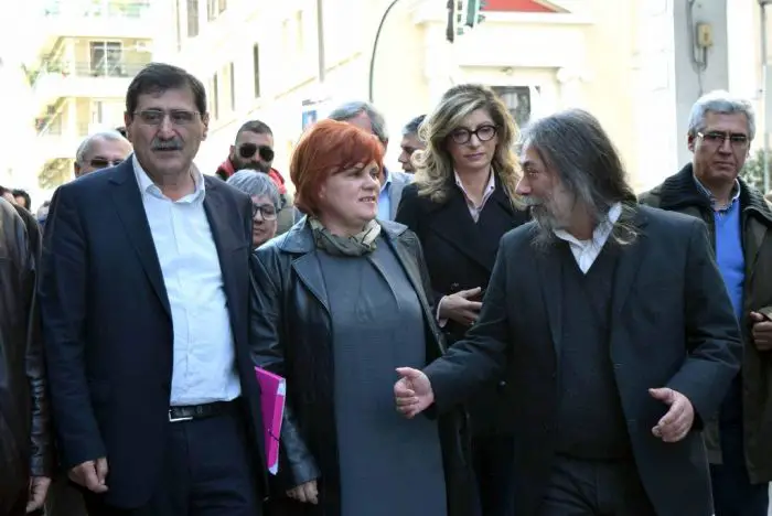 Unser Foto (© Eurokinissi) zeigt den Bürgermeister von Patras, Kostas Peletidis (l.), nach seinem Freispruch.