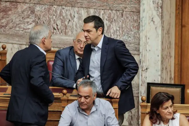 Unser Foto (© Eurokinissi) zeigt Ministerpräsident Alexis Tsipras (m.) während der Debatte über das Bildungsgesetz im Parlament.