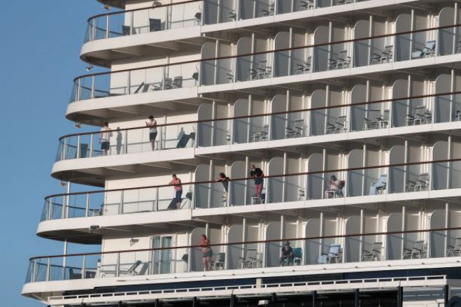Unser Foto (© Eurokinissi) zeigt das Kreuzfahrtschiff „Mein Schiff 6“ am Dienstagmorgen im Hafen von Piräus.