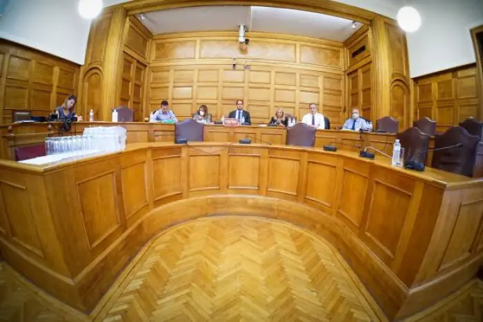 Unser Foto (© Eurokinissi) entstand im September 2022 im Parlament. Abgebildet ist eine Untersuchungskommission, die damals mögliche politische Verantwortlichkeiten für die Abhöraffäre ermitteln sollte, allerdings konnten keine Fakten gefunden werden, durch die Politiker hätten belastet werden können.