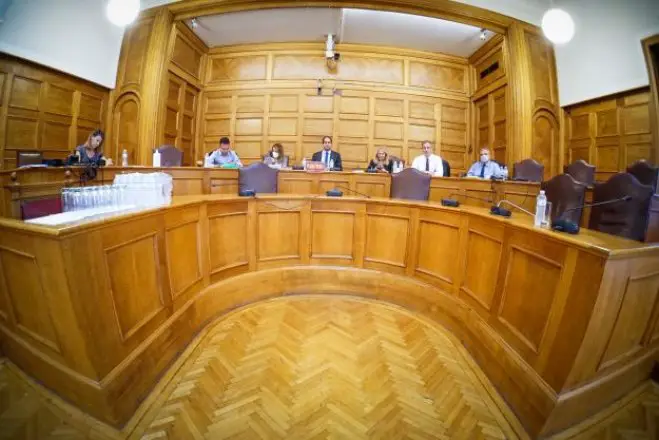 Unser Foto (© Eurokinissi) entstand im September 2022 im Parlament. Abgebildet ist eine Untersuchungskommission, die damals mögliche politische Verantwortlichkeiten für die Abhöraffäre ermitteln sollte, allerdings konnten keine Fakten gefunden werden, durch die Politiker hätten belastet werden können.