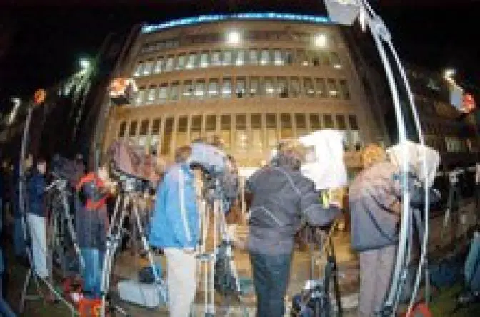 Protestierende unterbrechen live Fernsehübertragung des staatlichen Senders