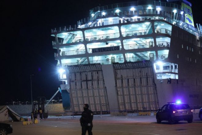 Unser Foto (© Eurokinissi) zeigt das Schiff „Eleftherios Venizelos“ am Donnerstagabend (2.4.) im Hafen von Piräus.