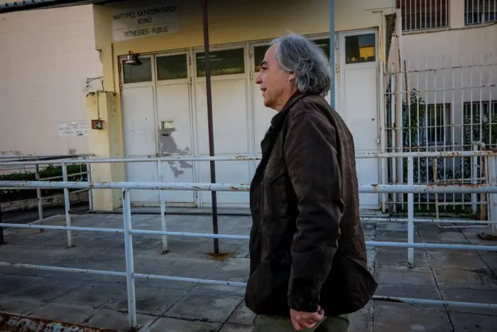 Unser Foto (© Eurokinissi) zeigt den verurteilten Terroristen Dimitris Koufontinas bei der Rückkehr aus einem Hafturlaub im Februar 2018.