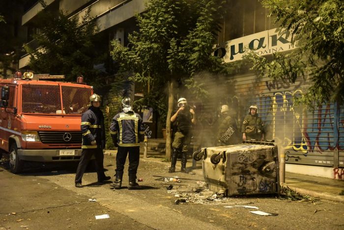 Ausschreitungen in Athen trotz Kundgebungsverbot