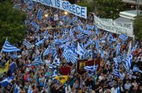 Unser Foto (© Eurokinissi) entstand am Mittwoch bei einer Kundgebung in Serres, die gegen einen Kompromiss in der Namensfrage gerichtet war, der das Wort „Mazedonien“ in der künftigen Benennung des Nachbarlandes beinhaltet.