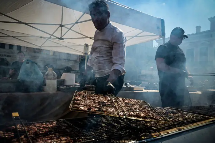 Unser Foto (© Eurokinissi) entstand bei den Feierlichkeiten auf dem Athener Zentralmarkt.