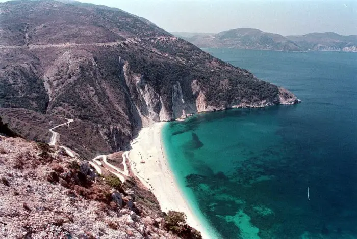 Unser Archivfoto (© Eurokinissi) zeigt den Strand Myrtos auf Kefalonia.
