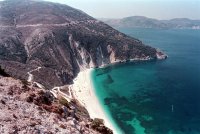 Unser Archivfoto (© Eurokinissi) zeigt den Strand Myrtos auf Kefalonia.