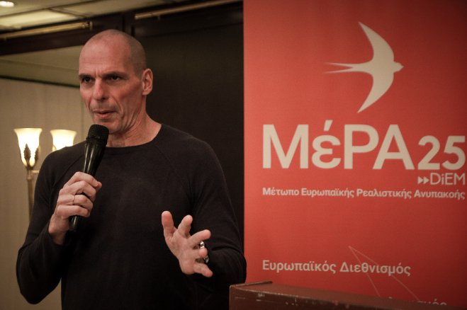  Unser Foto von © eurokinissi zeigt Parteigründer Janis Varoufakis mit dem Parteiemblem. 