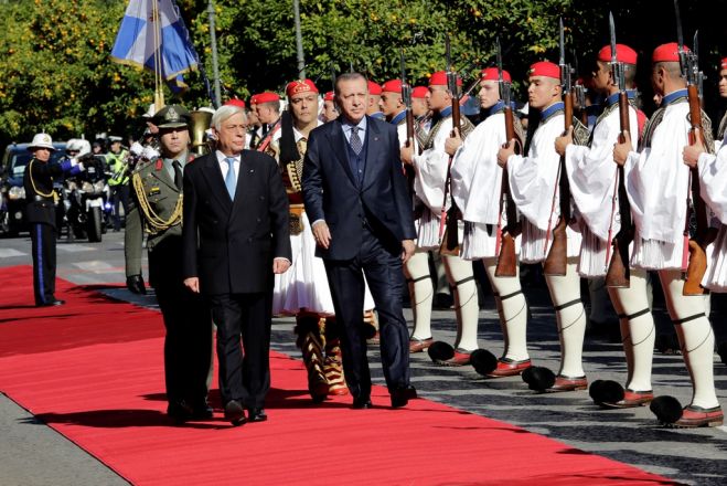 Feierlicher Empfang in Athen: Unser Foto (© Eurokinissi) zeigt den türkischen Staatspräsidenten Erdogan gemeinsam mit seinem griechischen Amtskollegen Pavlopoulos (l.) beim Abschreiten der griechischen Präsidialgarde.