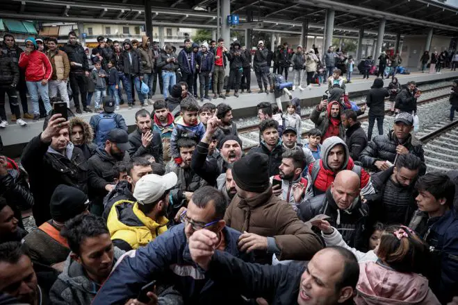 Unsere Fotos (© Eurokinissi) entstanden am Freitag im Athener Hauptbahnhof „Stathmos Larissis“.