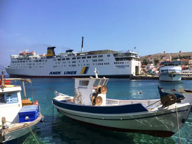 Foto (© Griechenland Zeitung / Klaus Bötig): Die „Prevelis“ verbindet Chalki mit Rhodos, Kreta und Piräus.