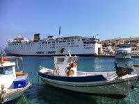 Foto (© Griechenland Zeitung / Klaus Bötig): Die „Prevelis“ verbindet Chalki mit Rhodos, Kreta und Piräus.