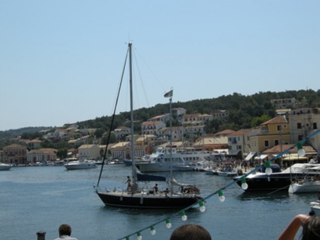 Unser Foto (© Griechenland Zeitung / Robert Stadler) zeigt den Hafen von Paxos.